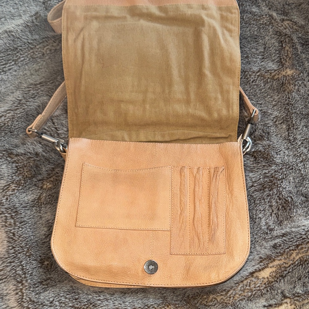 Kenneth Cole Soft Tan Leather Crossbody Saddle Bag - Picture 4 of 9